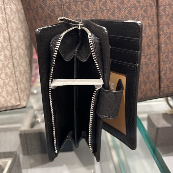 MICHAEL KORS
Medium Crossgrain Leather Wallet
Black 
NWT - Picture 5 of 16